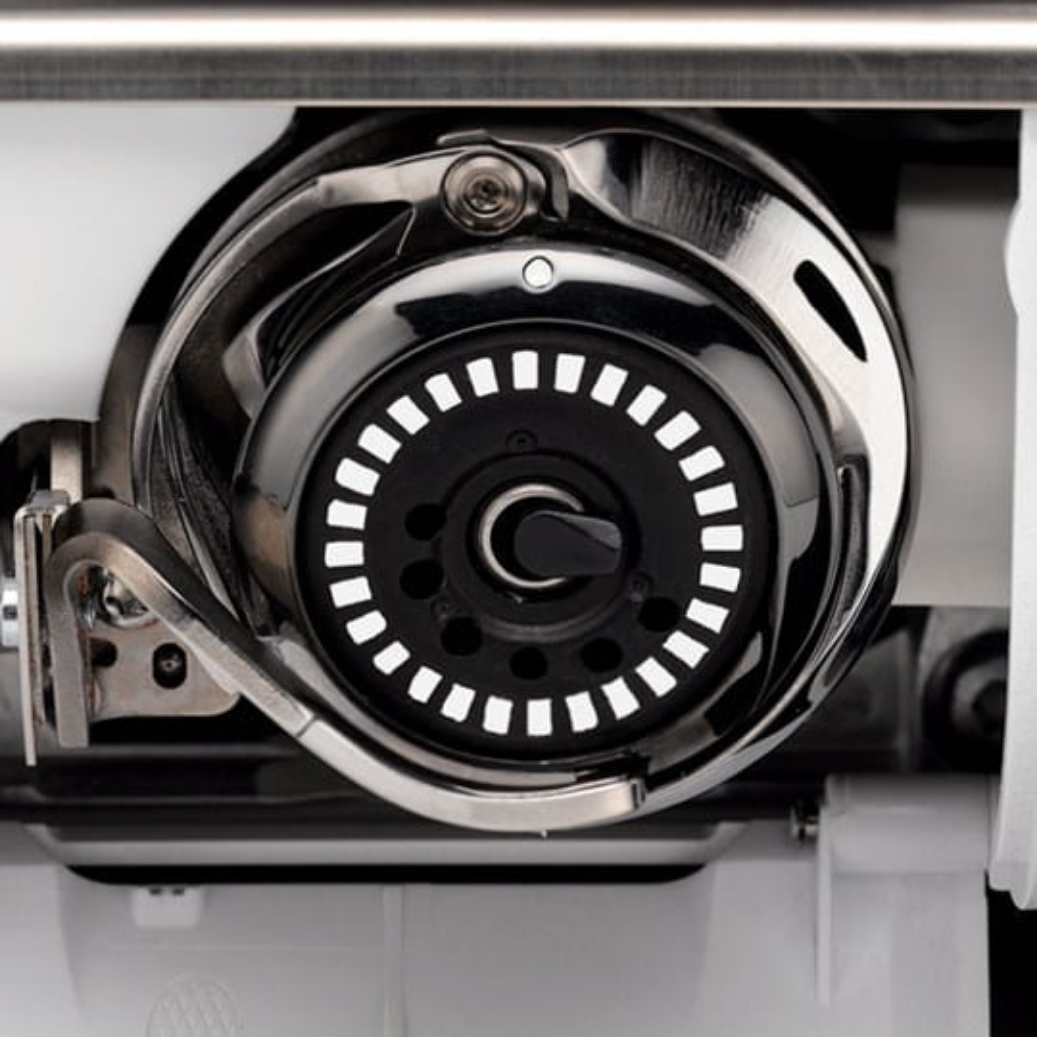 Bernina 880E PLUS Anniversary Edition, bobbin and lower machine detail