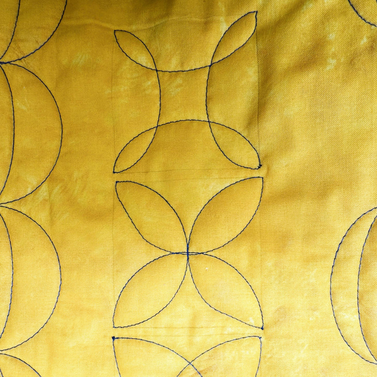 Oval Swag Chain - quilting sample detail view