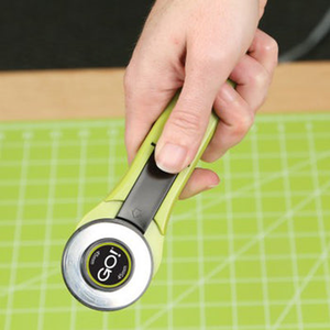 Accuquilt 45mm rotary cutter - circular blade fabric cutter